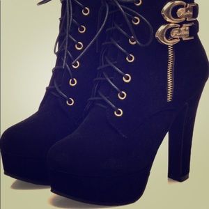 Women’s chuncky heels. Lace up with zip.